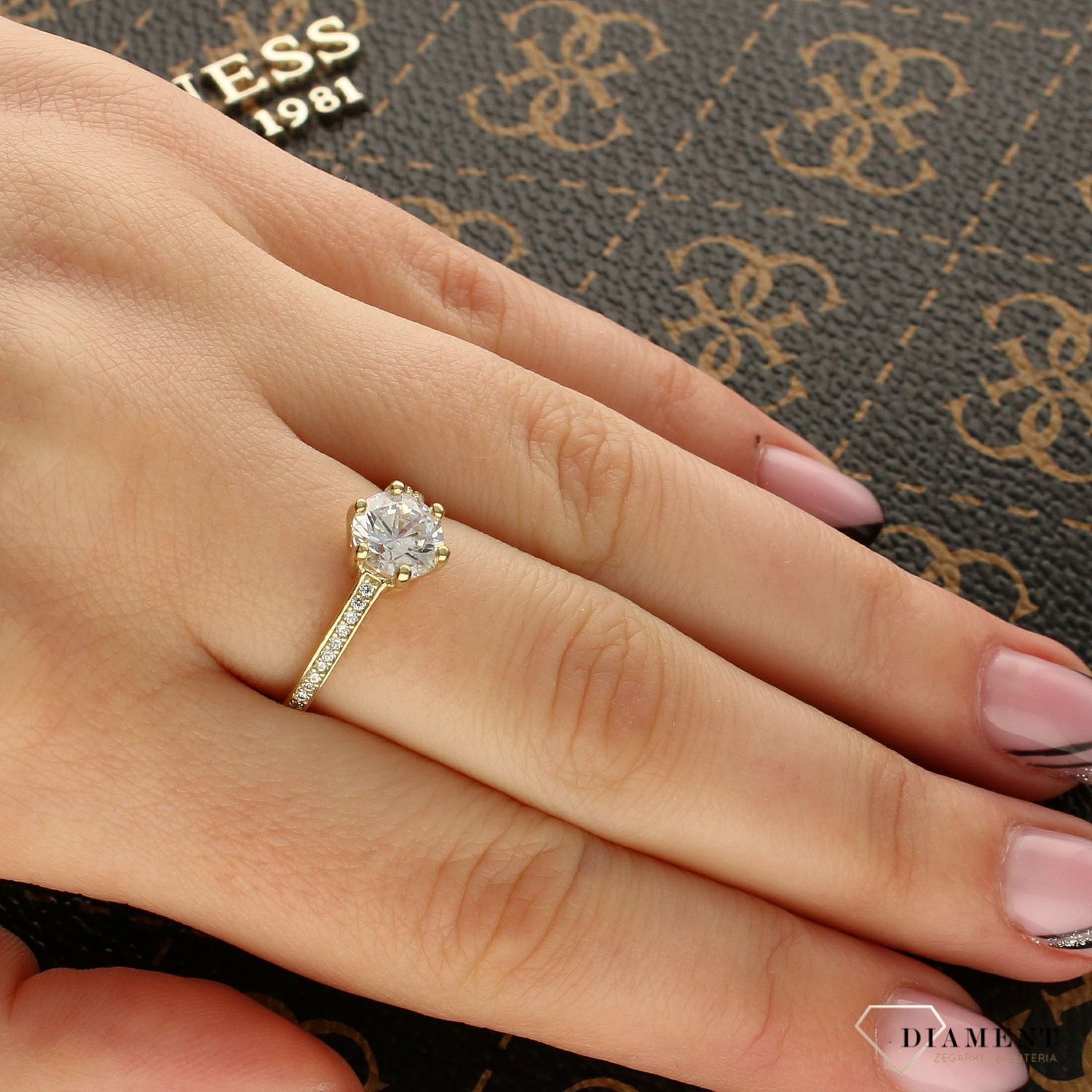 Złoty pierścionek zaręczynowy 'Królewskie zaręczyny' PI 3553 (1).jpg